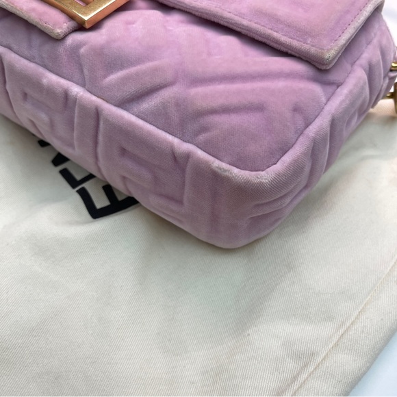 Fendi Baguette Velvet medium size Handbag In
Pink valentine limited edition - Picture 11 of 13